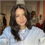 Laureata magistrale in Biologia, impartisce lezioni di Biologia ma anche Chimica, e matematica per studenti delle superiori